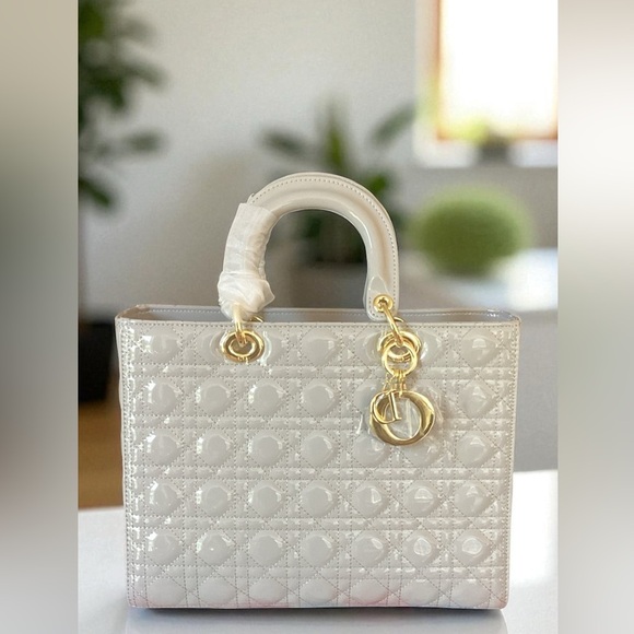 New Elegant Light Grey Patent Leather Quilted Handbag - Picture 2 of 7